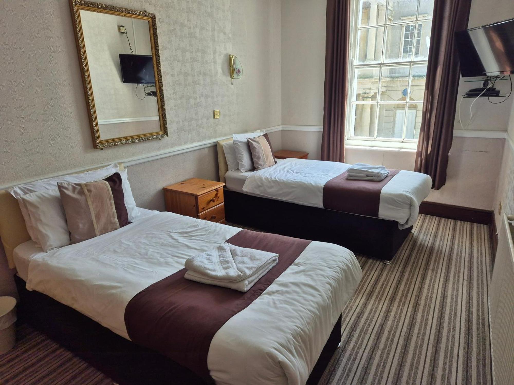 Phoenix Hotel Чард Екстериор снимка