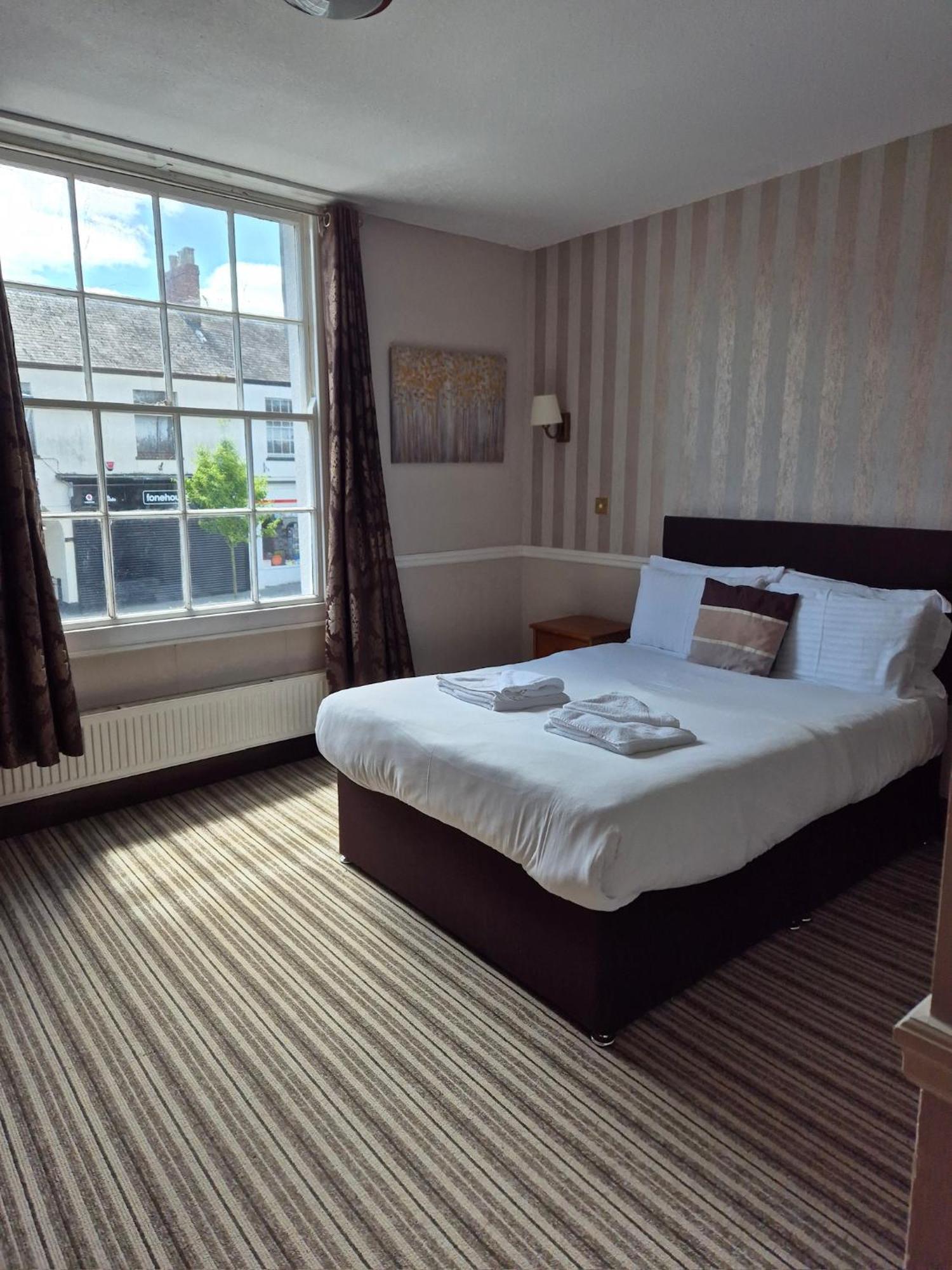 Phoenix Hotel Чард Екстериор снимка
