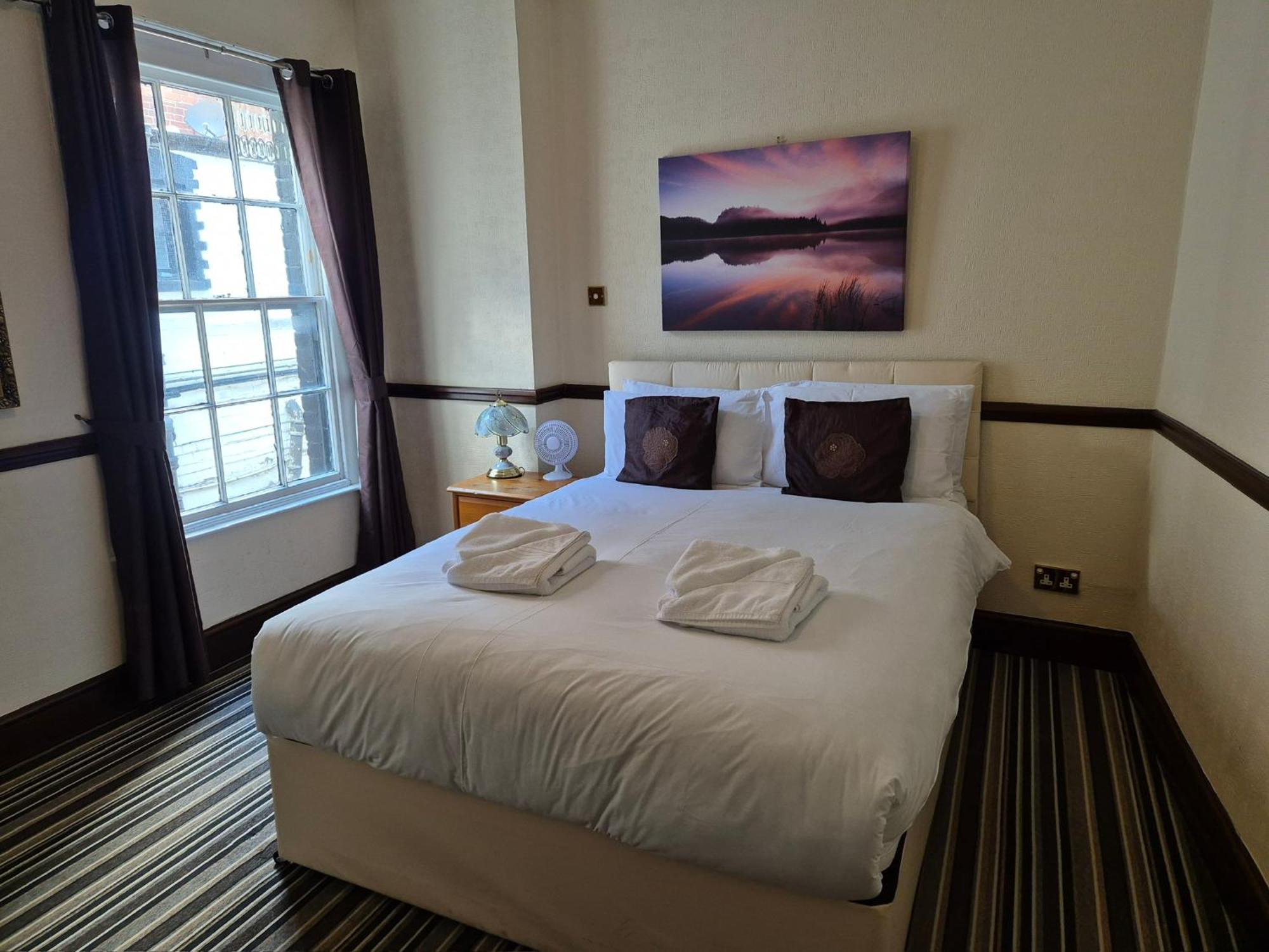 Phoenix Hotel Чард Екстериор снимка